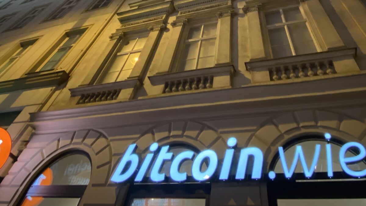 Gebäude mit bitcoin.wien Leuchtaufschrift