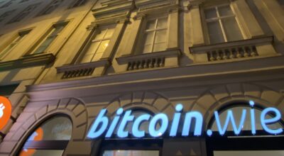 Gebäude mit bitcoin.wien Leuchtaufschrift