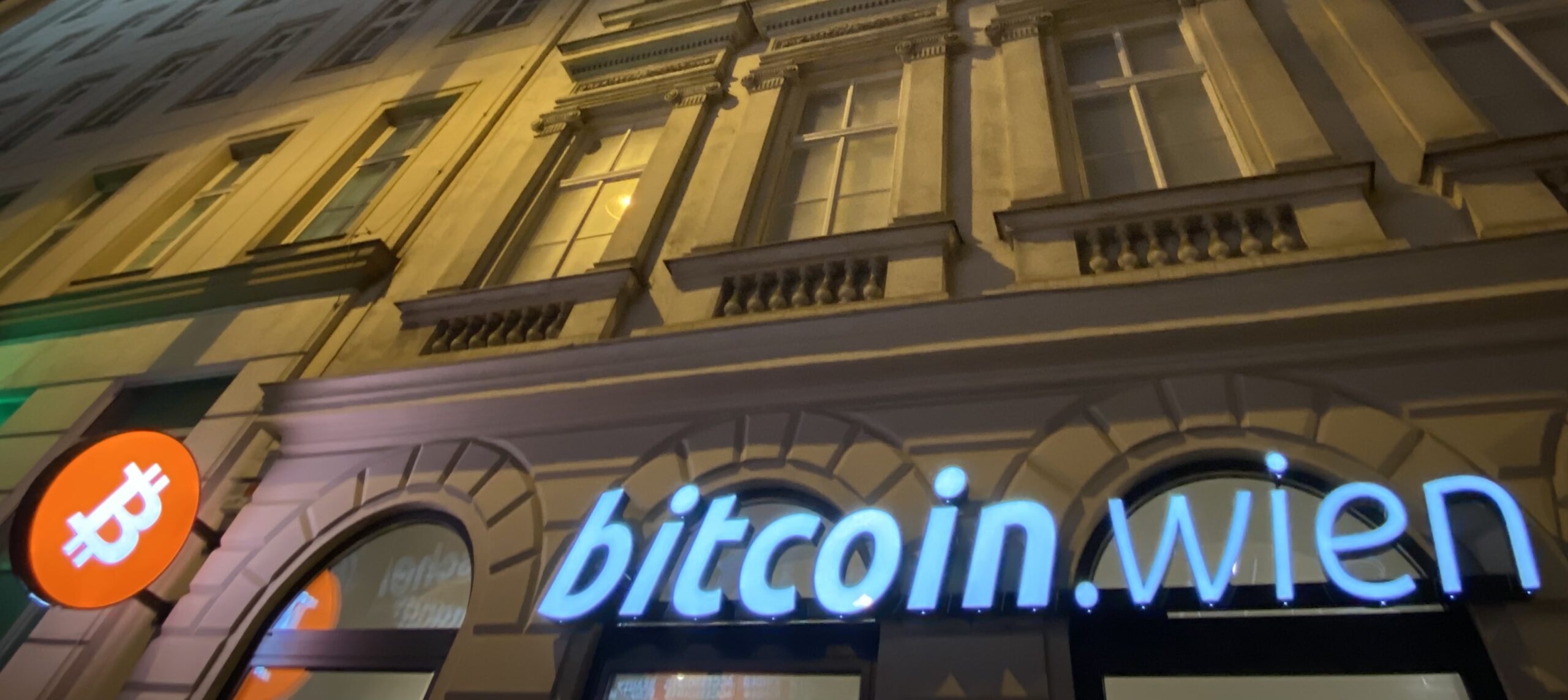 Gebäude mit bitcoin.wien Leuchtaufschrift