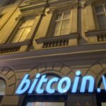 Gebäude mit bitcoin.wien Leuchtaufschrift